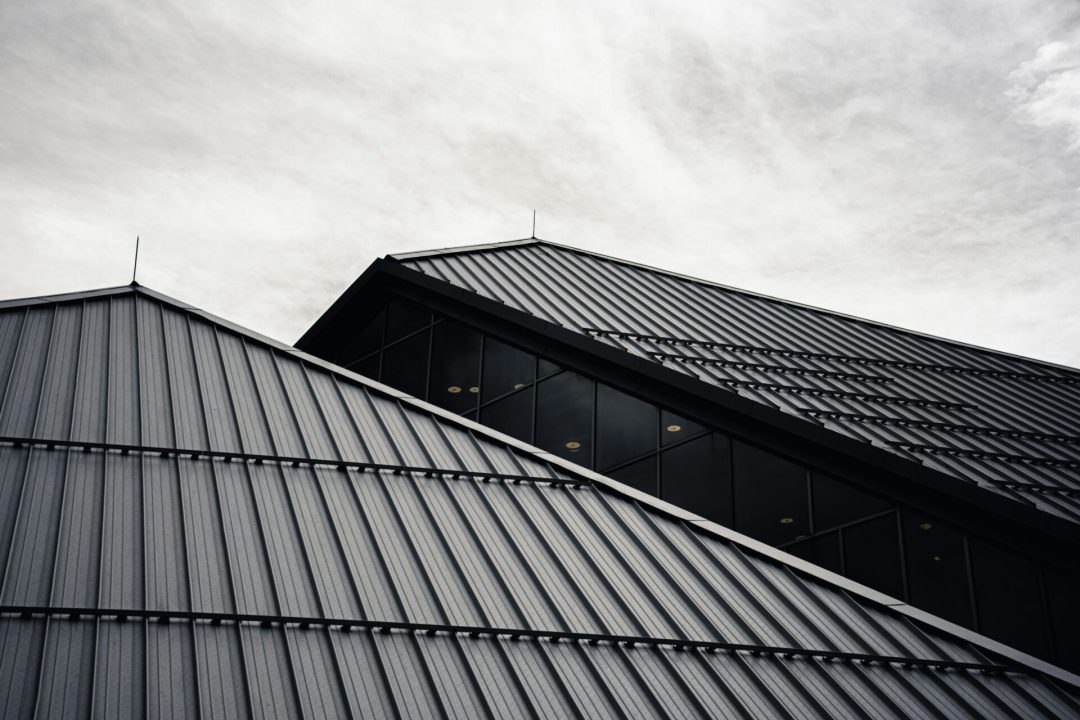 ryunosuke-kikuno-Mu9uo42SXEY-unsplash Benefits of a Metal Roof